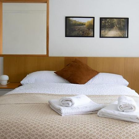 One-Bedroom Flat In Cheam Village Bagian luar foto