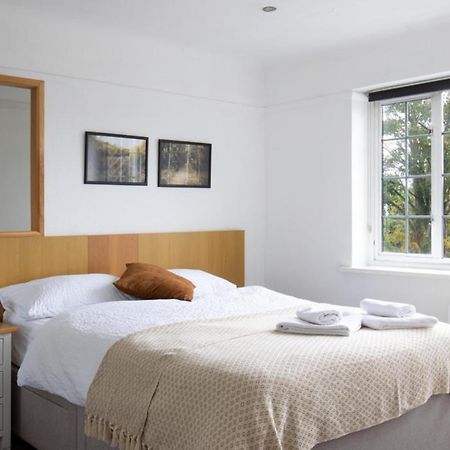 One-Bedroom Flat In Cheam Village Bagian luar foto