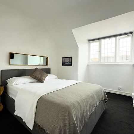 One-Bedroom Flat In Cheam Village Bagian luar foto