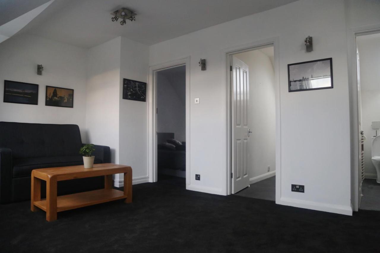 One-Bedroom Flat In Cheam Village Bagian luar foto