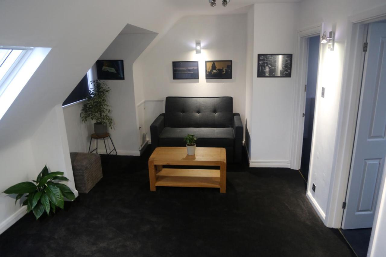 One-Bedroom Flat In Cheam Village Bagian luar foto