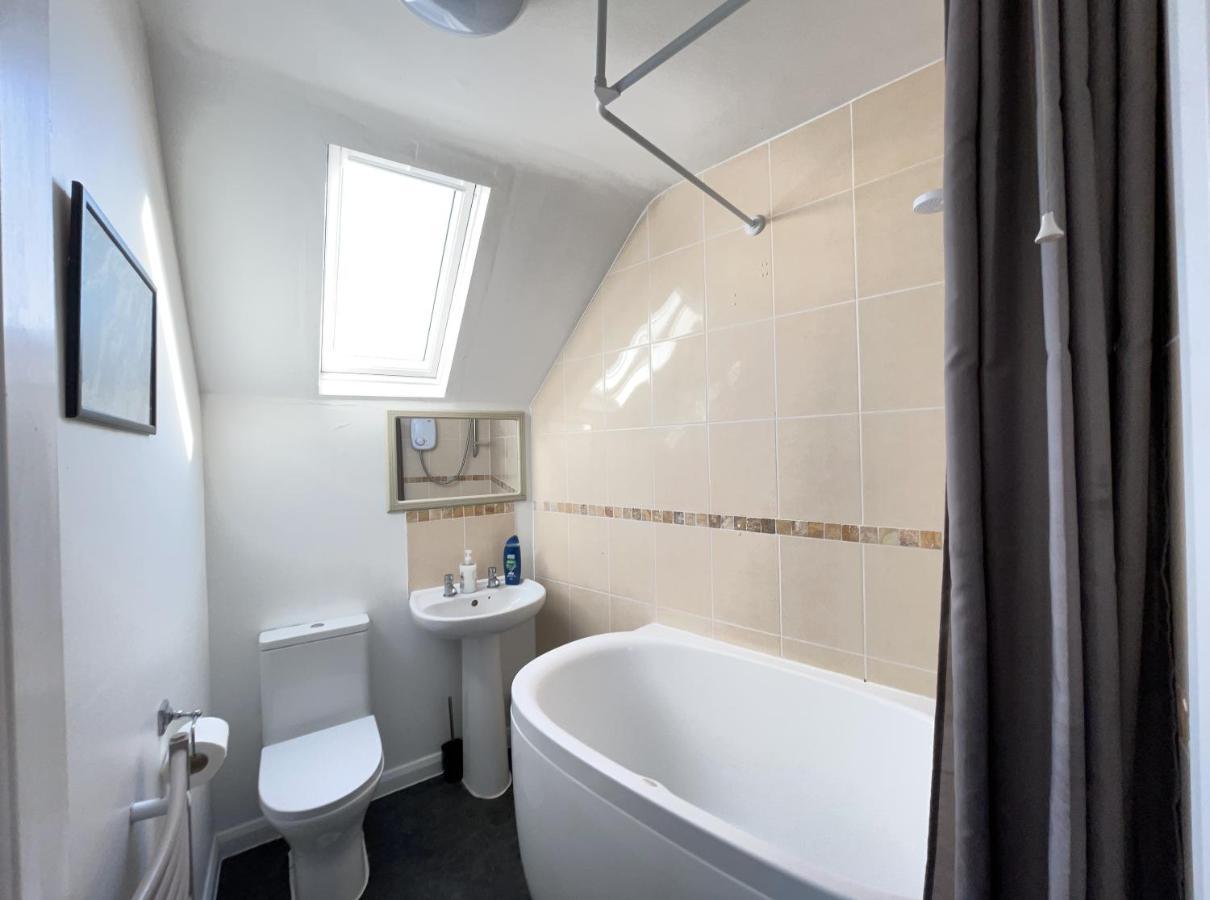 One-Bedroom Flat In Cheam Village Bagian luar foto