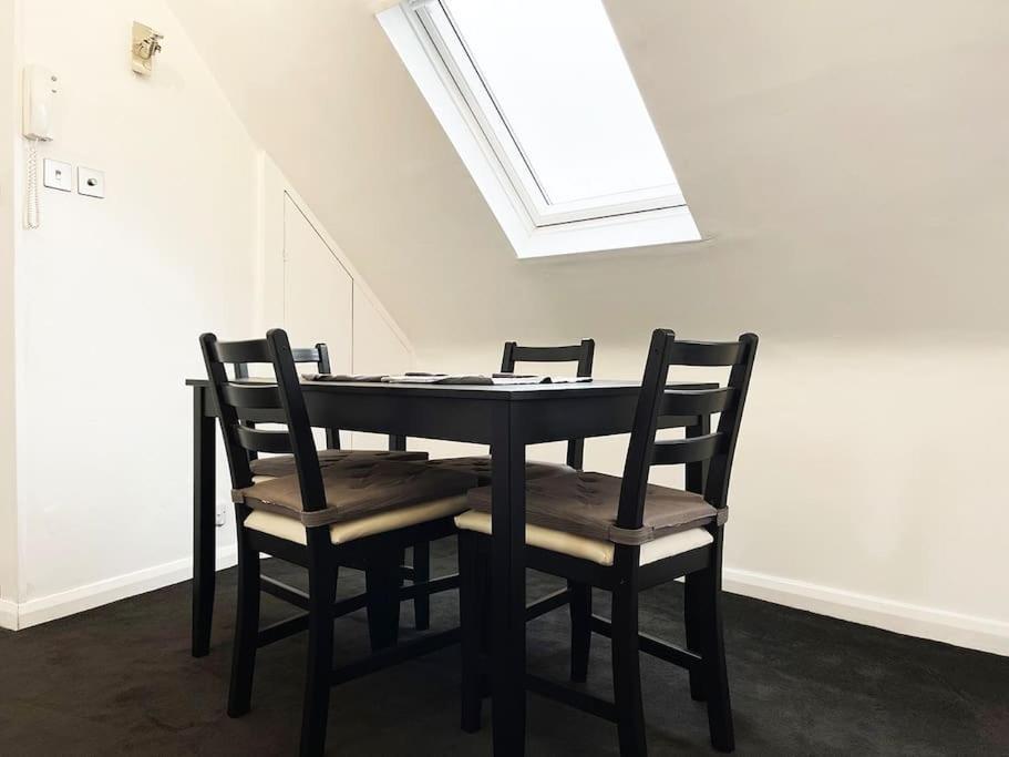 One-Bedroom Flat In Cheam Village Bagian luar foto