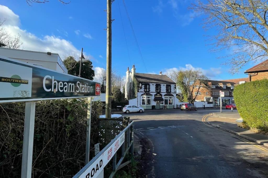 One-Bedroom Flat In Cheam Village Bagian luar foto