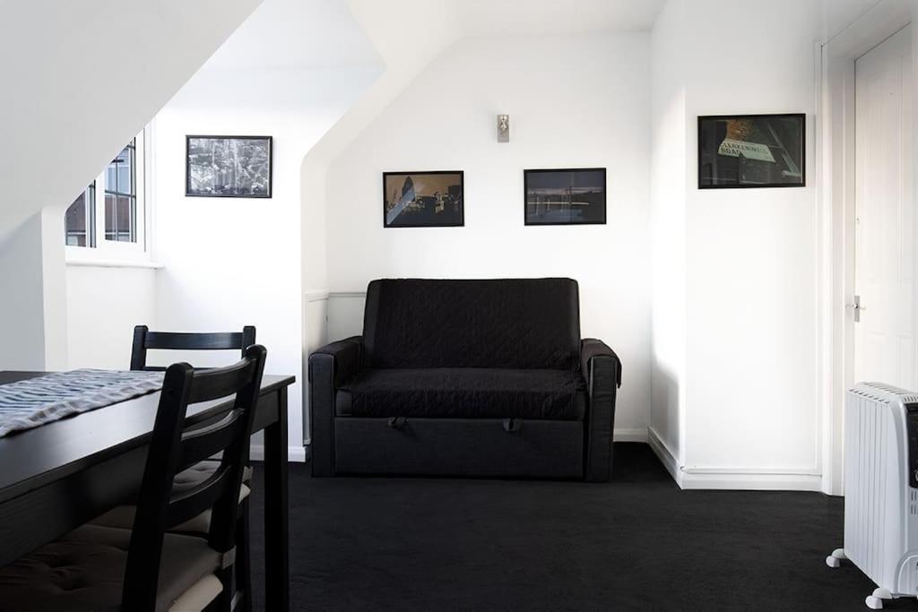 One-Bedroom Flat In Cheam Village Bagian luar foto