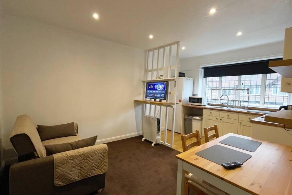 One-Bedroom Flat In Cheam Village Bagian luar foto