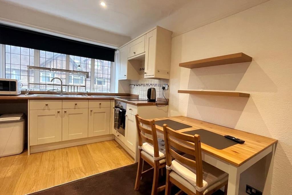 One-Bedroom Flat In Cheam Village Bagian luar foto