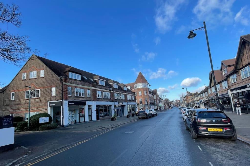 One-Bedroom Flat In Cheam Village Bagian luar foto