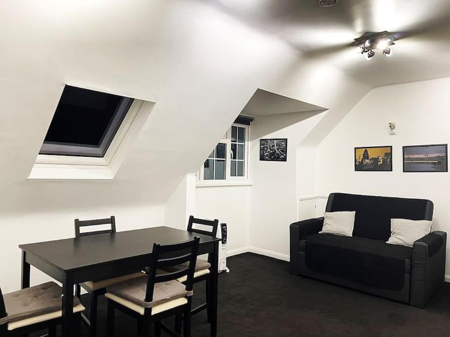 One-Bedroom Flat In Cheam Village Bagian luar foto