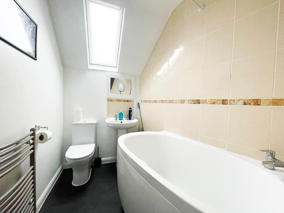 One-Bedroom Flat In Cheam Village Bagian luar foto