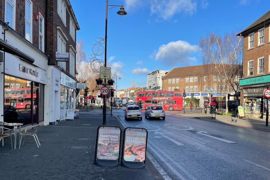 One-Bedroom Flat In Cheam Village Bagian luar foto