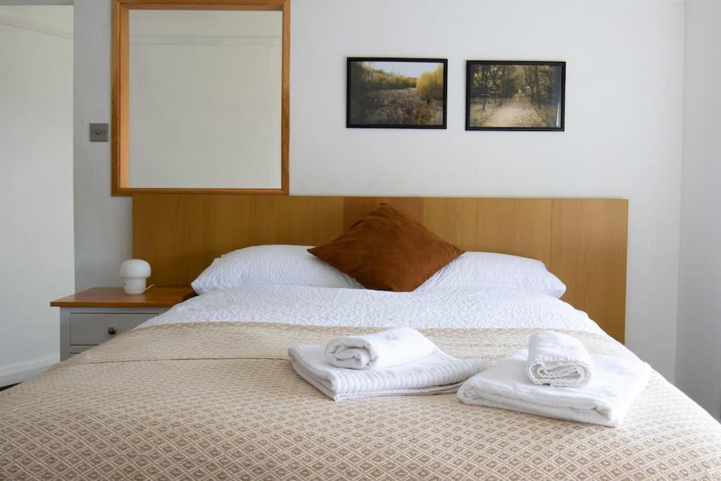 One-Bedroom Flat In Cheam Village Bagian luar foto