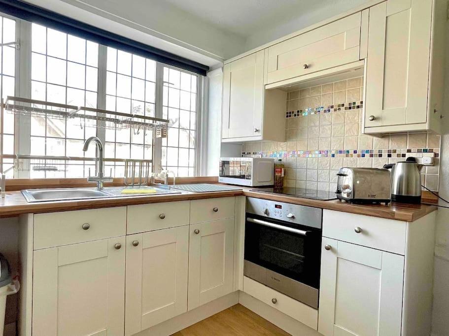 One-Bedroom Flat In Cheam Village Bagian luar foto