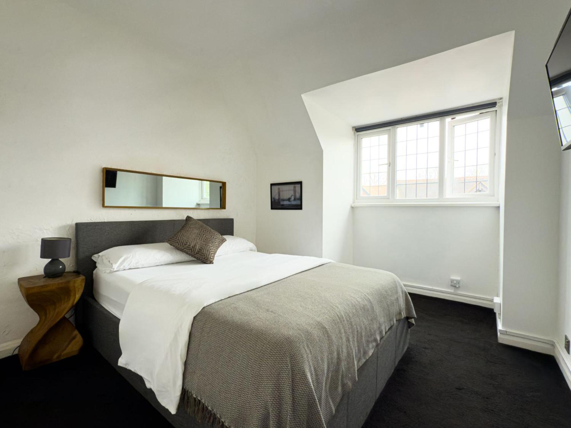 One-Bedroom Flat In Cheam Village Bagian luar foto